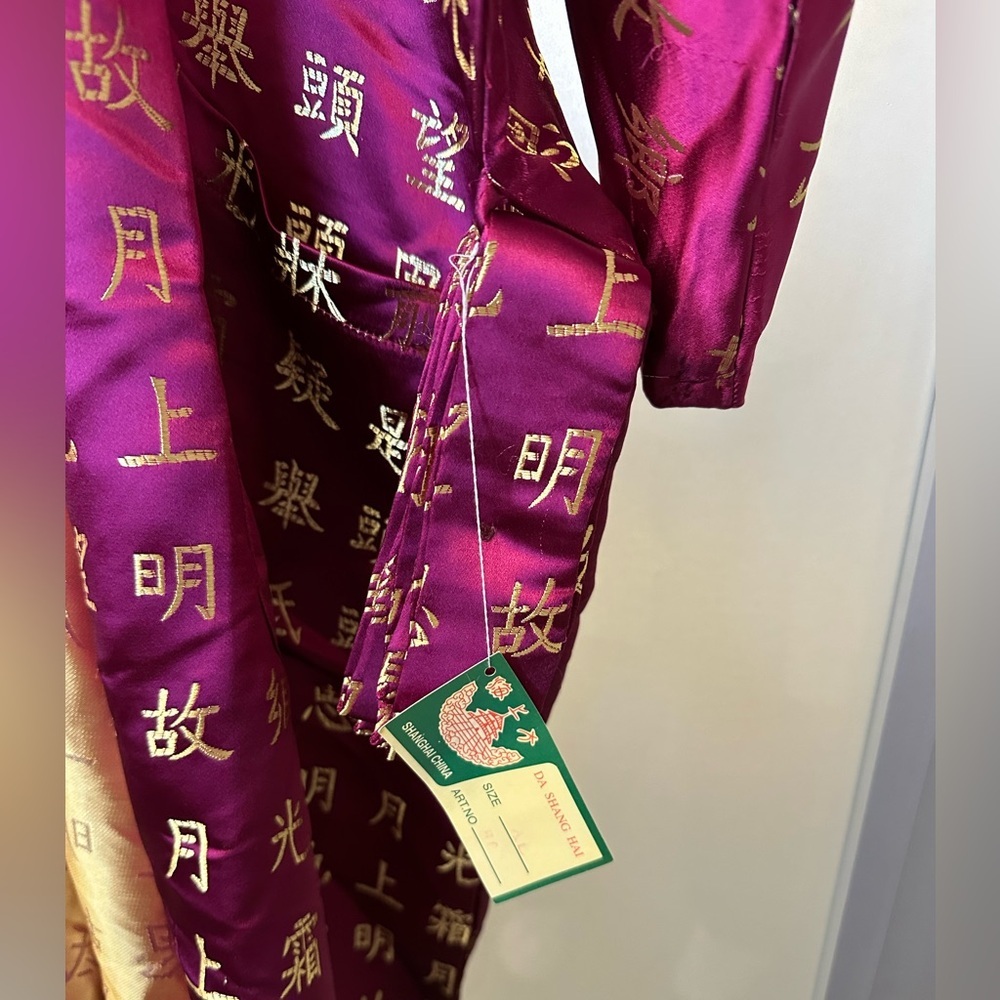 NWT 100% silk kimono, vintage , Burgundy gold, Chinese characters, w/Belt  XL - Picture 5 of 6